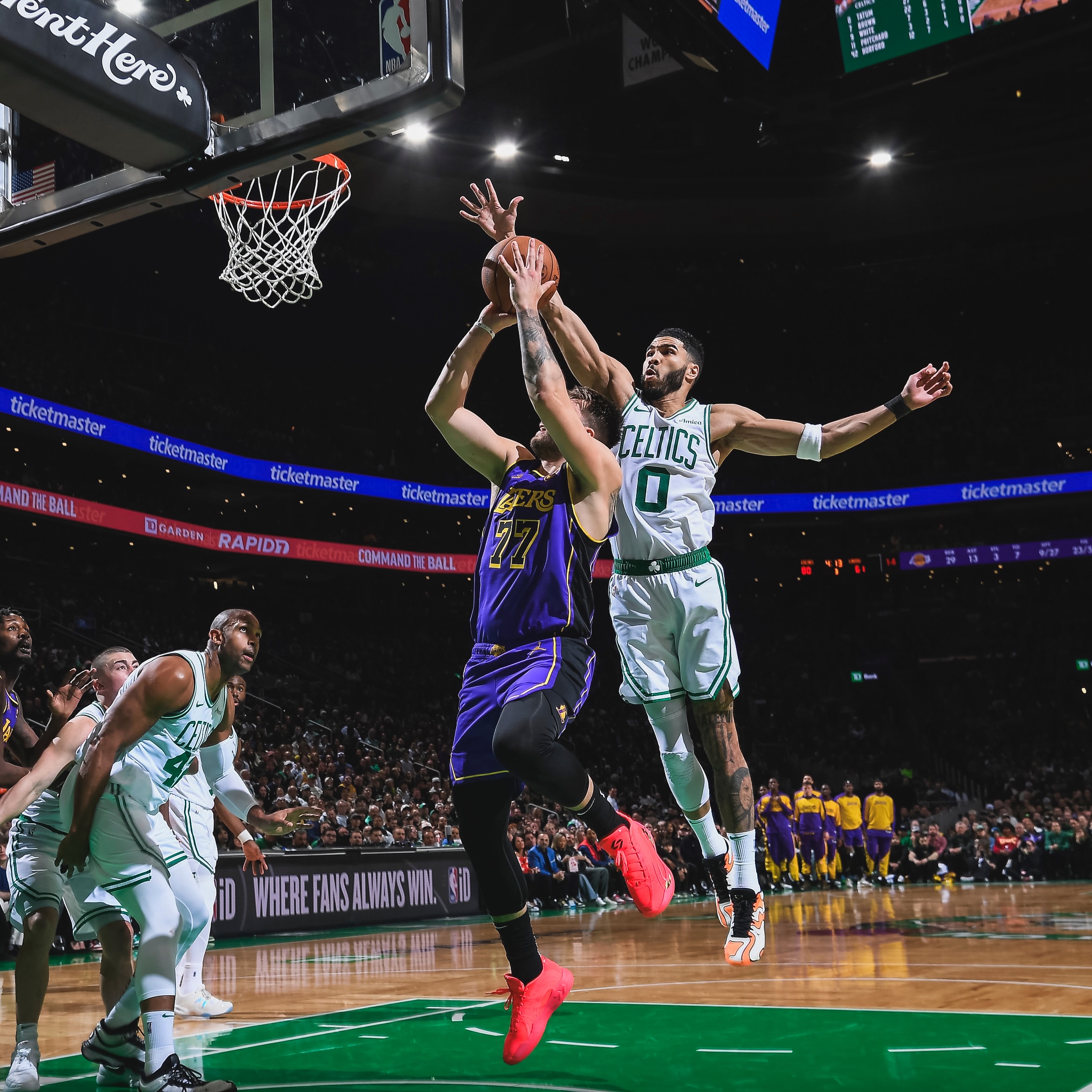 九游在线平台塔图姆在独行侠比赛中表现优异,刷新纪录引发热议!